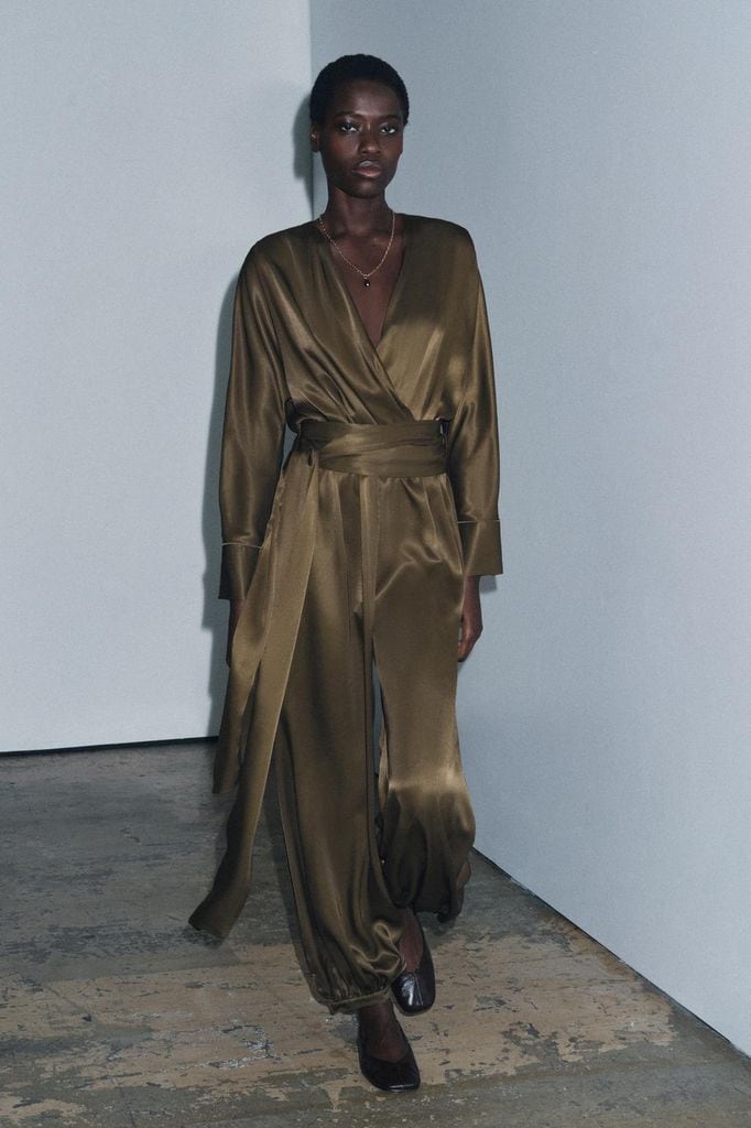 Mono satinado de Zara en color oliva