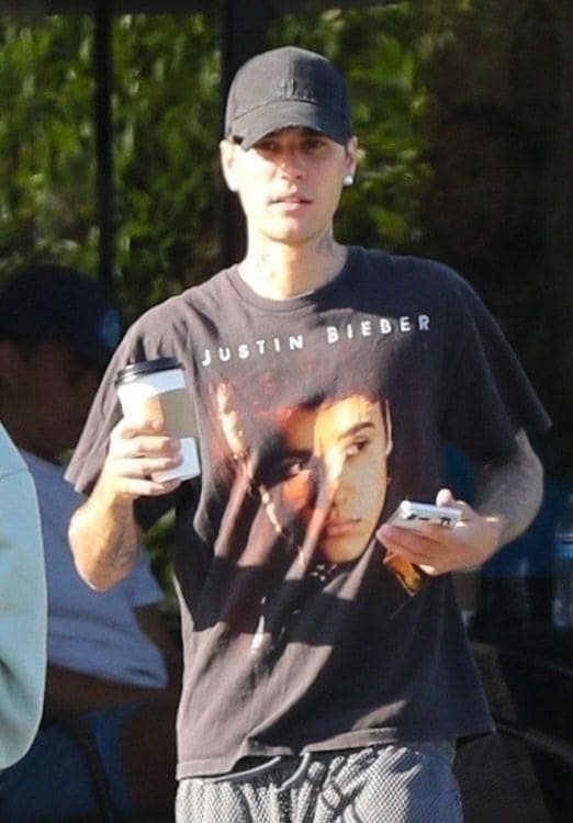 Justin Bieber llevó una playera con su rostro estampado a un desayuno en Palm Springs con sus amigos