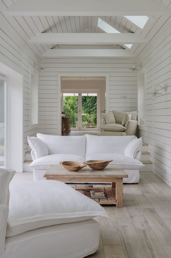 Salón con paredes de madera blanca