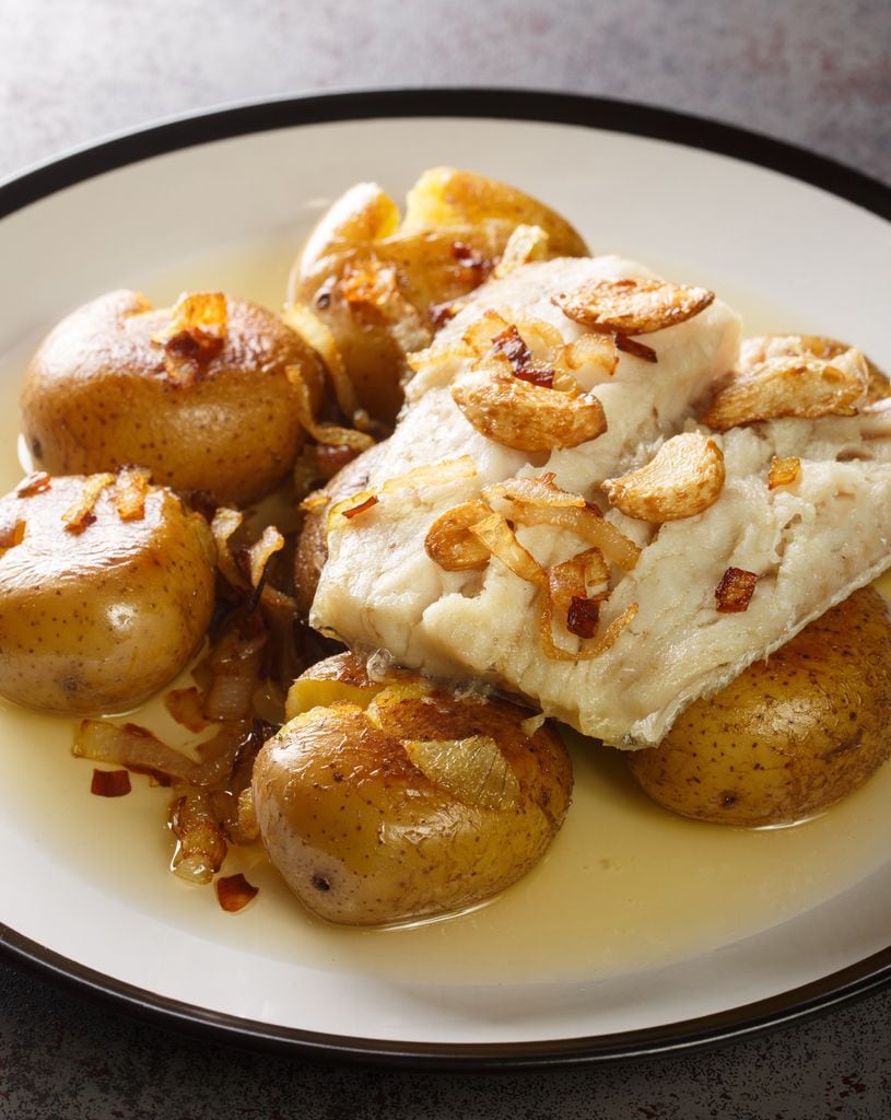 Bacalhau à Lagareiro, plato típico portugués. 