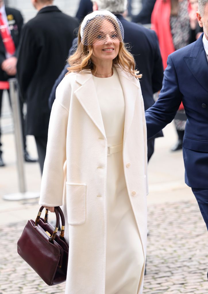 Geri Halliwell vistiendo de blanco, su color favorito. 