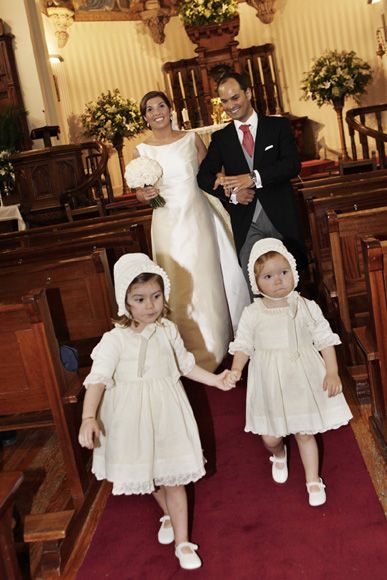 El matrimonio junto a sus damitas de honor, vestidas por su modista de Las Arenas. A la izquierda de la foto, la primita de la novia María Molina García y a la derecha su sobrina y ahijada Claudia Manuela Llano Rodríguez