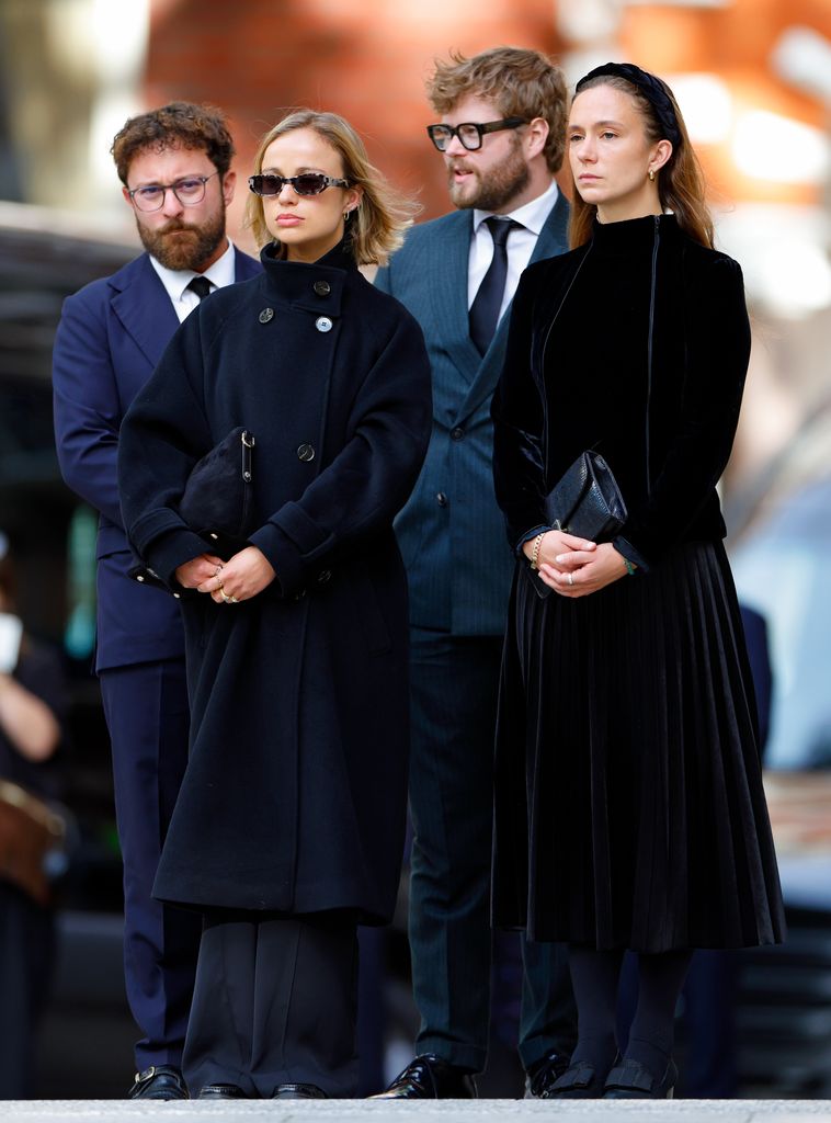 En esta imagen está a la izquierda Edward Windsor, Lord Downpatrick, el único que ha recibido de su abuela un legado indivual, junto a él estan sus dos hermanas Lady Amelia Windsor y Lady Marina Windsor, y su primo hermano Columbus Taylor, hijo de Lady Helen Taylor