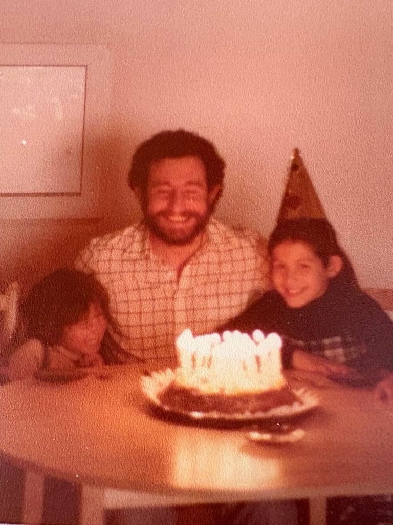 Nuria y su hermana Ruth en una foto antigua de una cumpleaños de su padre