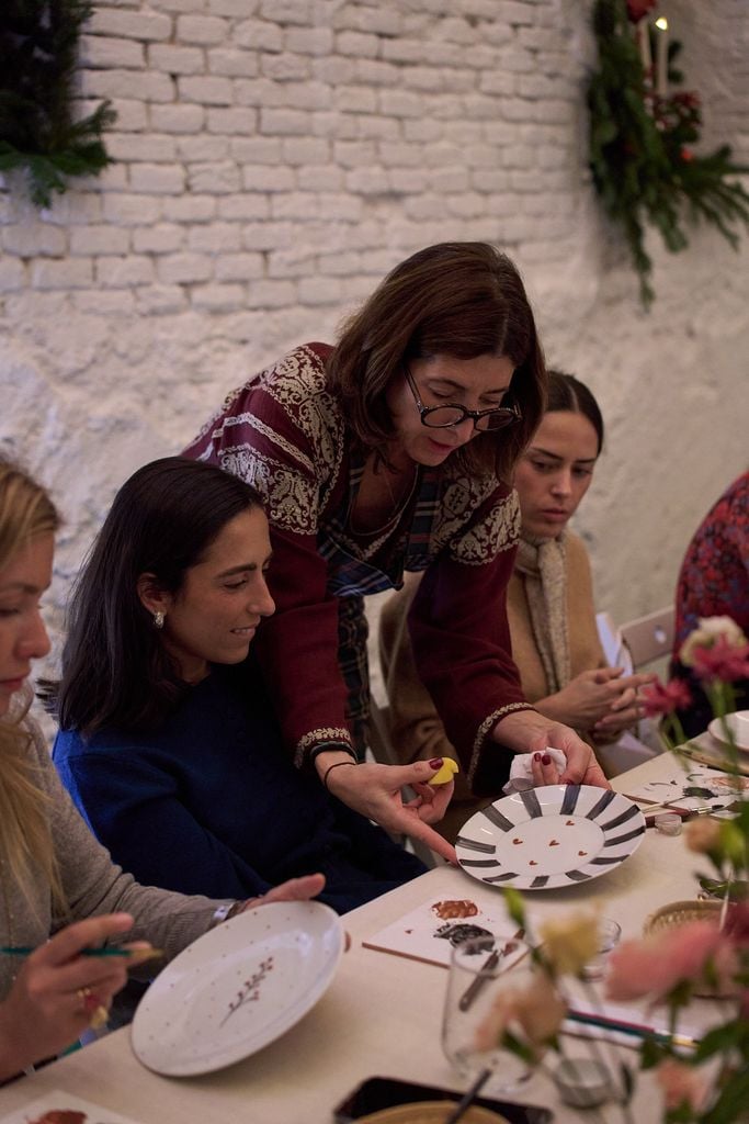 Las invitadas en el taller de decoración de cerámica