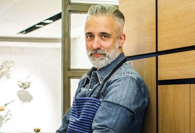 Sergi Arola es uno de los cocineros más relevantes del panorama gastronómico español. Con dos estrellas Michelin en su establecimiento madrileño 'Sergi Arola Restaurante', el chef cuenta con asesorías gastronómicas en hoteles desde Turquía a India o Brasil y acaba de abrir en Madrid una divertida pollería 'gourmet'.
