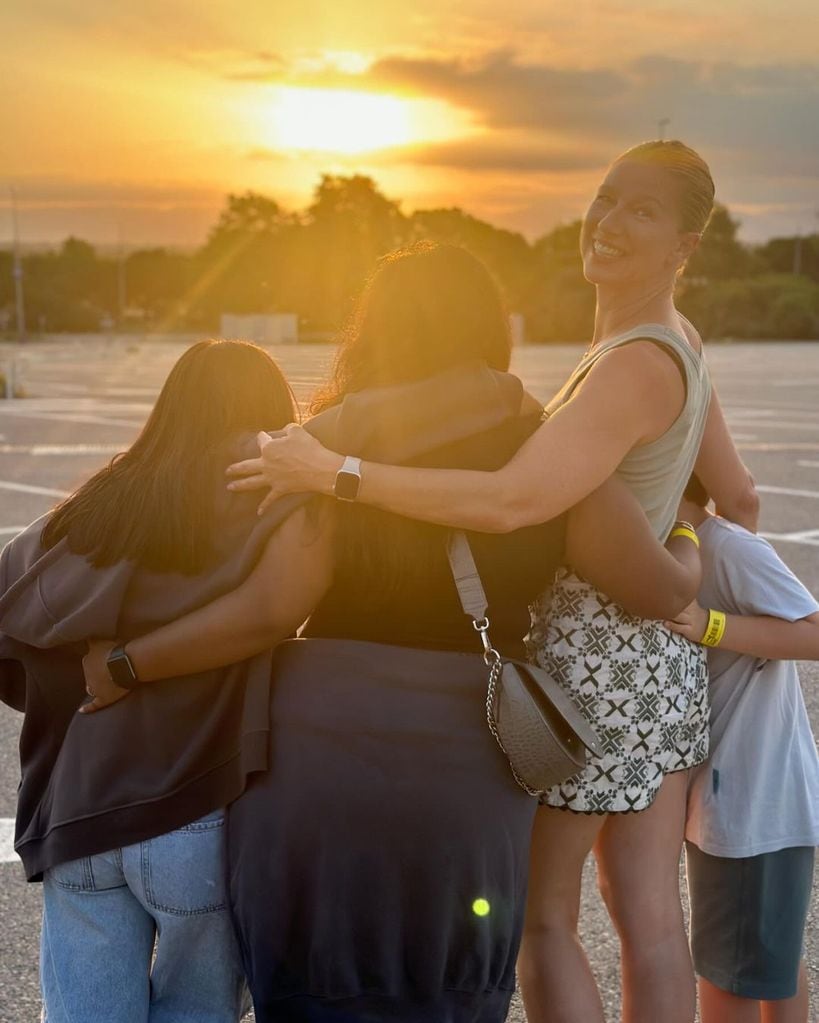 Anne Igartiburu con sus tres hijos, Noa, Carmen y Nicolás