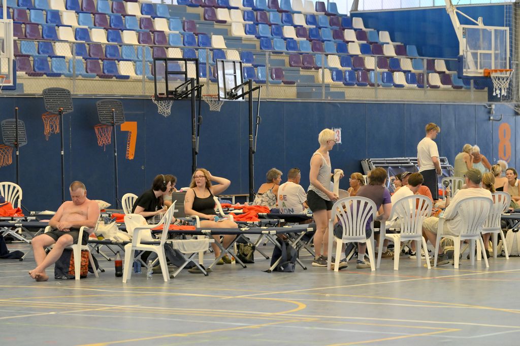 Más de un millar de personas tuvieron que abandonar sus hogares y fueron trasladadas a municipios cercanos, donde pabellones, teatros y centros municipales se habilitaron para acoger a los evacuados