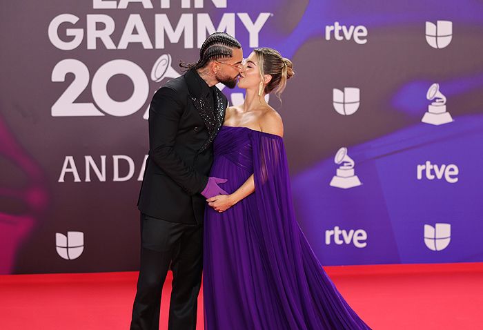 Maluma y su novia Susana posan por primera vez juntos y presumiendo de embarazo en los Grammy Latinos 2023