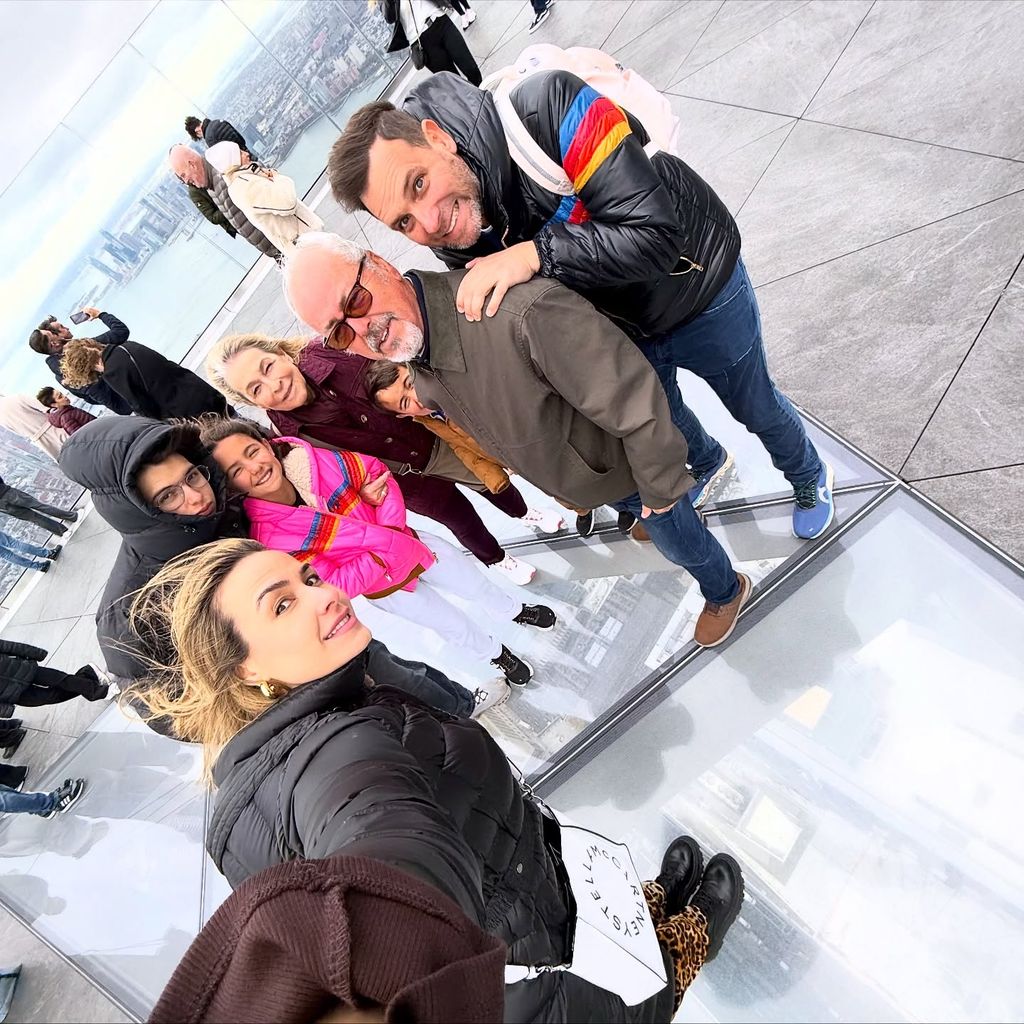 Santino en su viaje familiar con su padre y la esposa de este, Odalys Ramírez