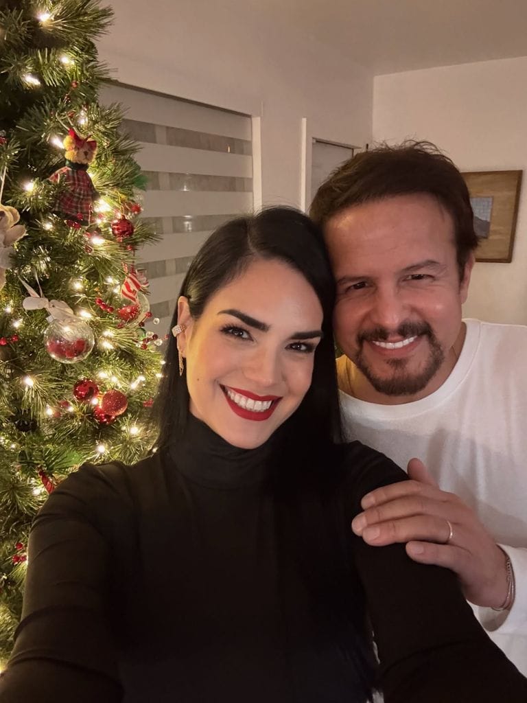 Scarlet Ortiz y Yul Bürkle se comprometen luego de 26 años de relación y en plena temporada navideña.