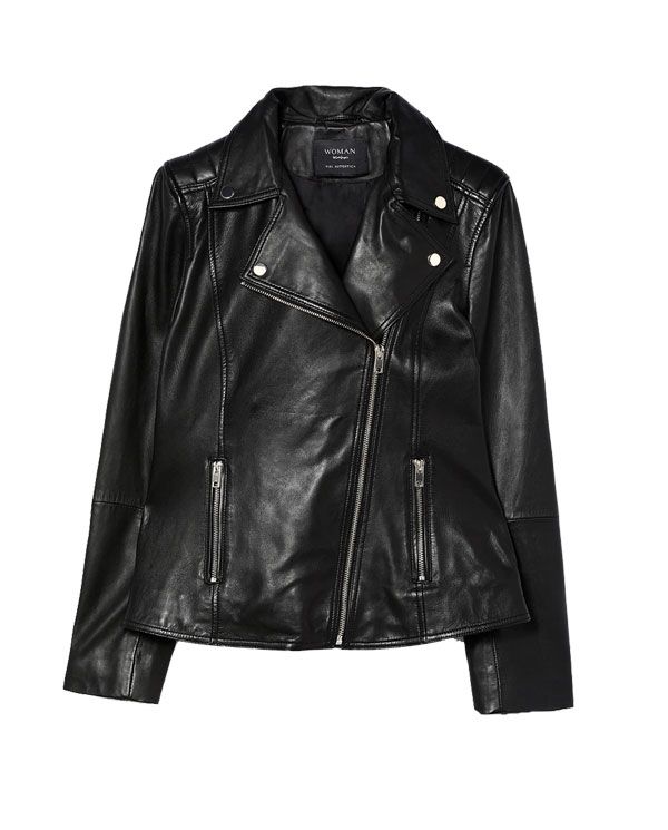 Cazadora de piel negra para copiar el look de Sara Carbonero