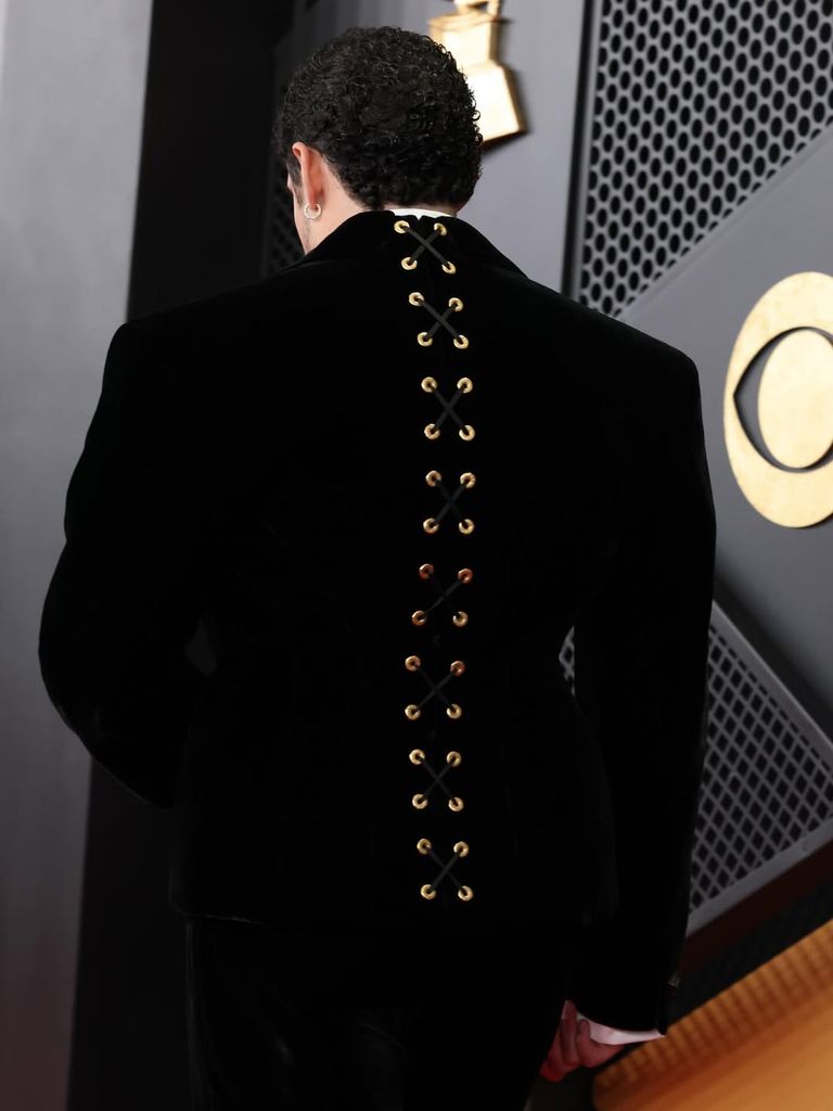 Bad Bunny vestido de Schiaparelli en los Grammy
