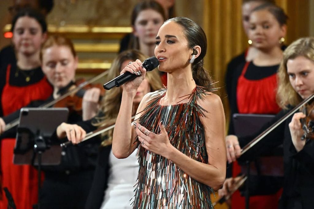 La cantante Typh Barrow actúa en el concierto anual de Navidad en el Palacio Real de Bruselas.
