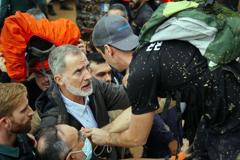 Rey Felipe VI hablando con un afectado por la DANA de Valencia mientras le arrojan objetos