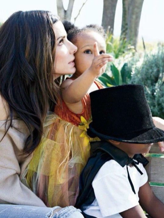 Sandra Bullock junto a sus hijos Louis y Laila