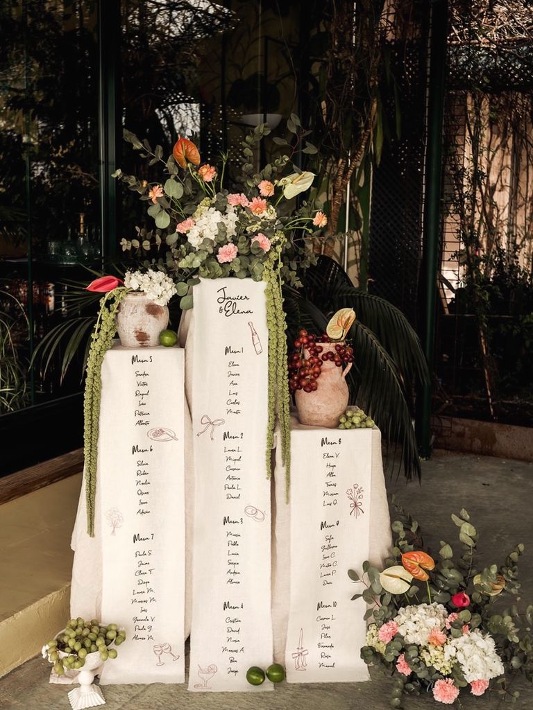 Seating plans de boda en columnas multicolor