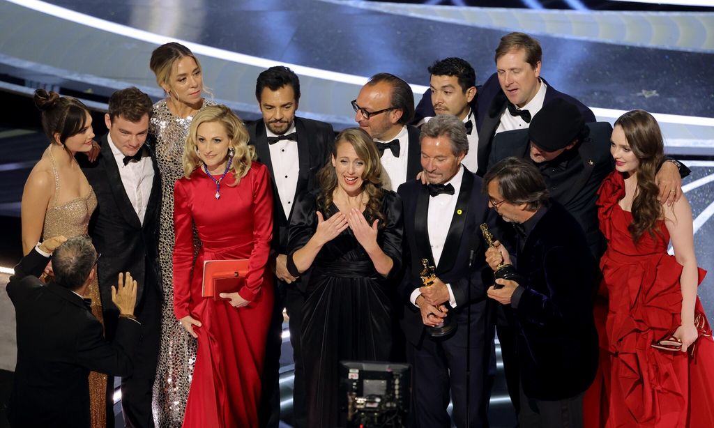 Eugenio Derbez y elenco de CODA