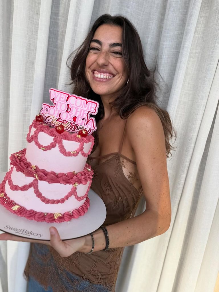 Claudia Ula cumple 30 años y lo celebra con una tarta de lo más original