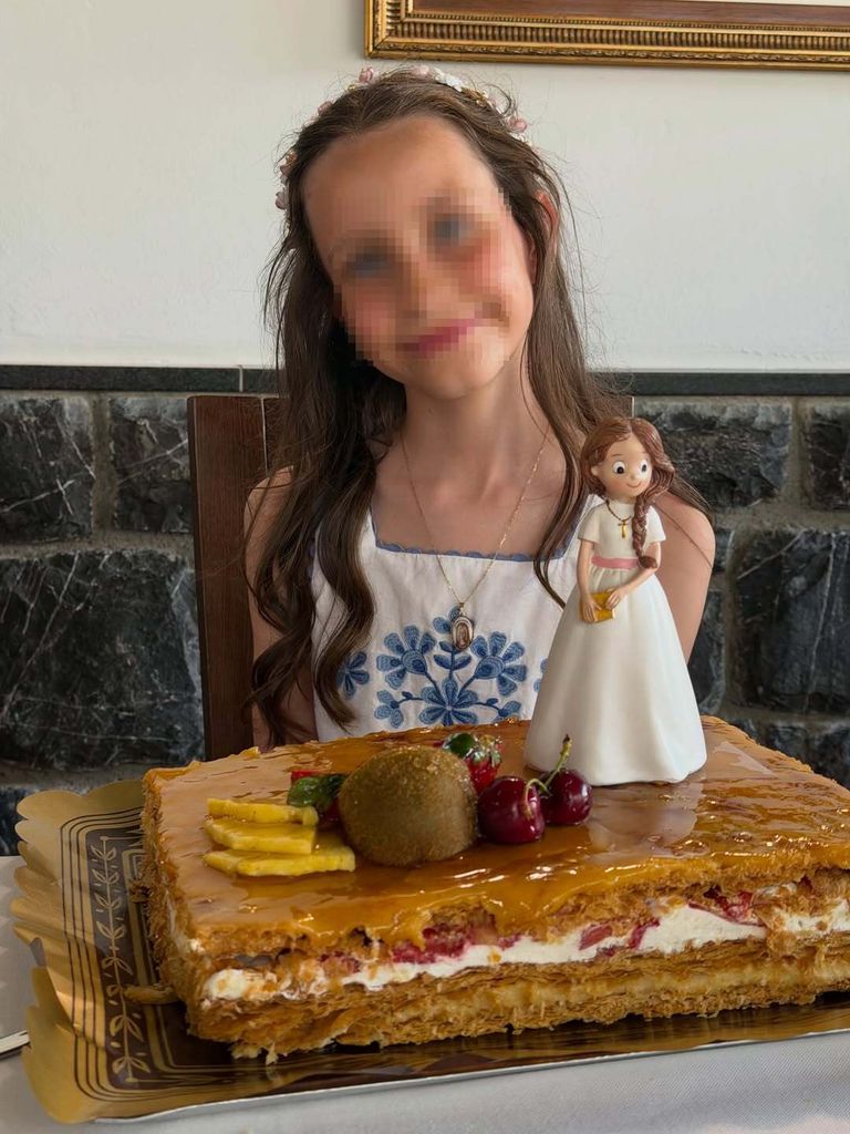 La gran protagonista Alejandra junto a su tarta