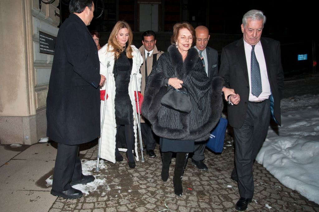 Genoveva Casanova, con la familia de Vargas Llosa en Estocolmo el 7 de diciembre de 2010