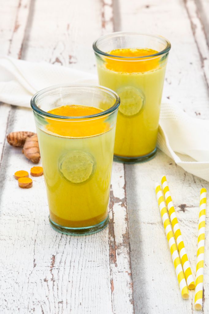 Dos vasos de leche de cúrcuma