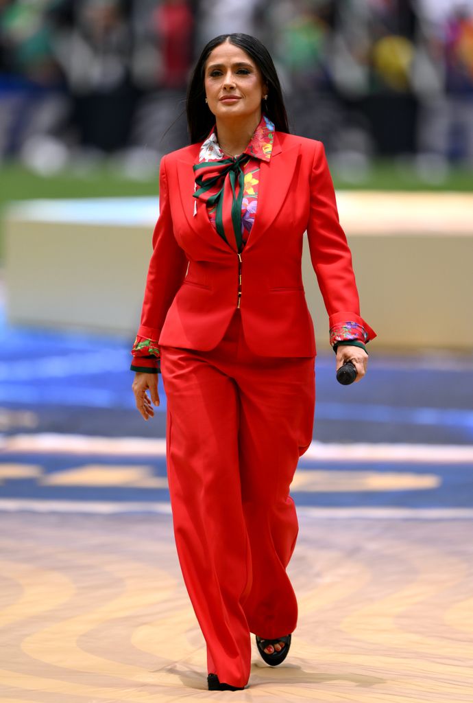 Salma Hayek lució guapísima y elegante con un traje rojo de pantalón.