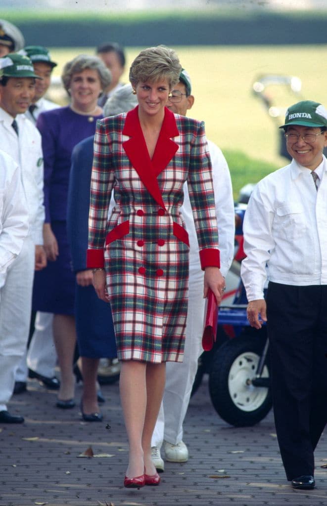 Lady Di en un vestido tipo abrigo con estampado de tartán. 