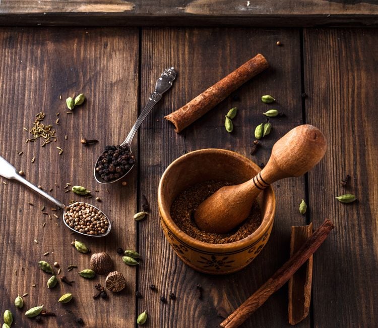Mortero con garam masala
