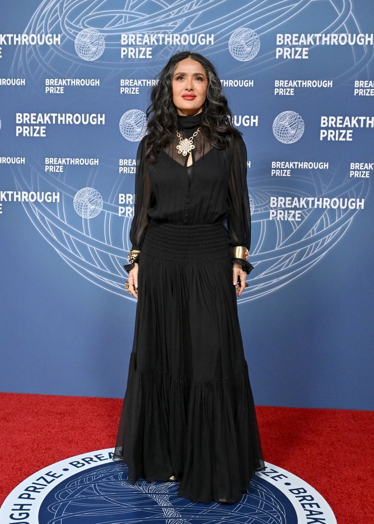 Salma Hayek lució elegante durante su paso por la alfombra roja