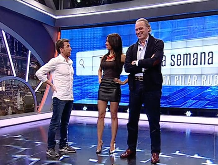 Espectacular y luciendo tipazo con una minifalda negra, top de tirantes y zapatos con un tacón de infarto, Pilar apareció en el plató uniéndose a Pablo Motos y al invitado, Bertín Osborne
