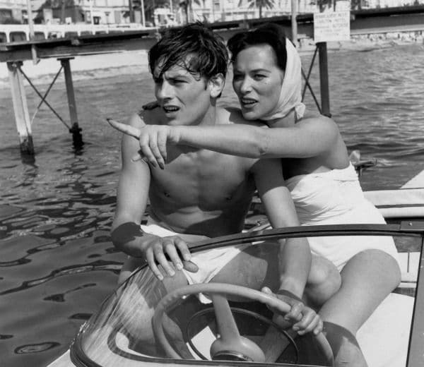 Alain Delon y Bella Darvi en una lancha en Cannes, con looks de baño a juego en color blanco, en 1958.
