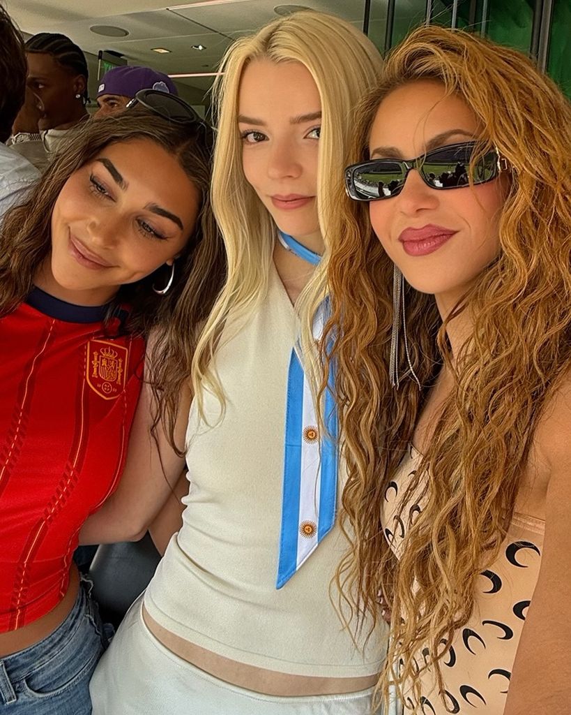 Shakira con Anya Taylor-Joy en los palcos del Estadio Nueva York Nueva Jersey.