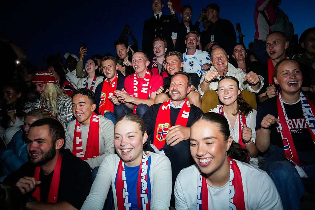 Haakon de Noruega celebrando el paso a cuartos de final de Noruega