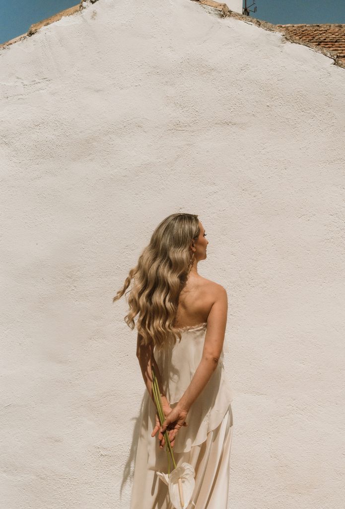 look de novia de Claudia Llagostera con bordados florales