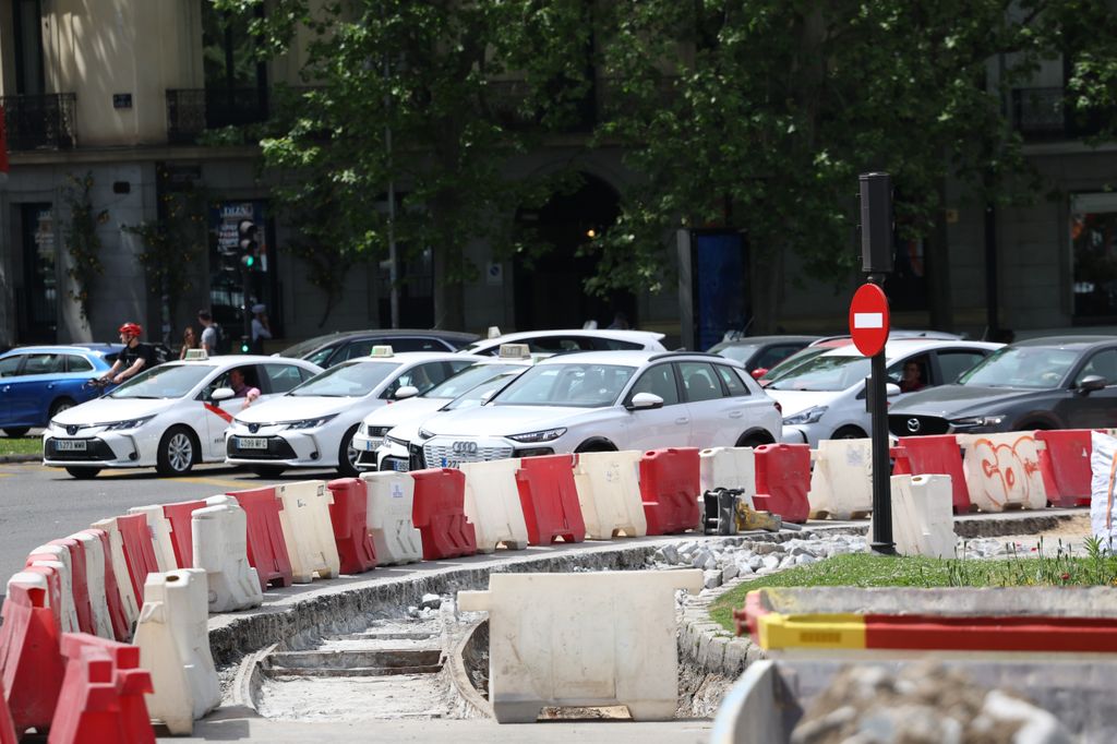 Bajo el asfalto de la Puerta de Alcalá reaparecen las vías del antiguo tranvía que recorrió Madrid durante décadas