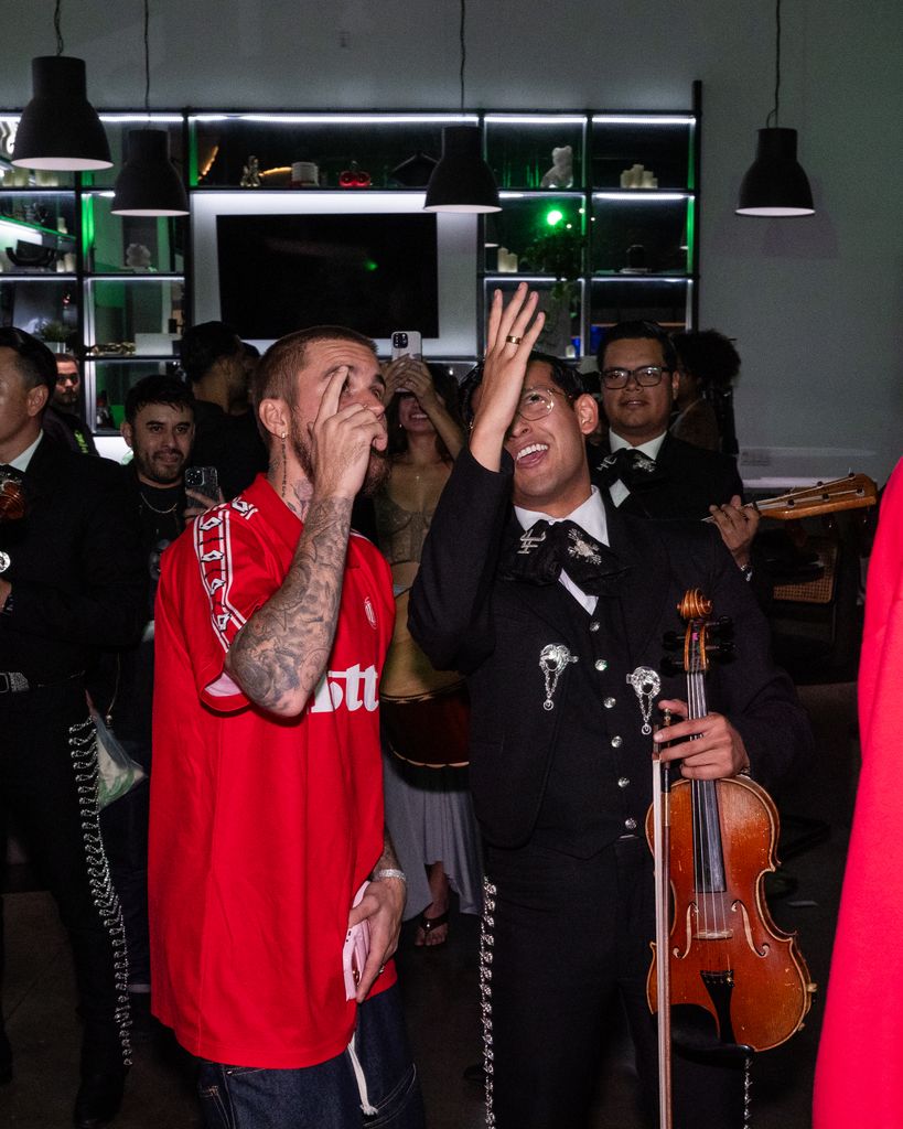 Justin Bieber cantando 'Hermoso Cariño' con un conjunto de mariachi, tras un torneo de fútbol en Los Ángeles, California. 