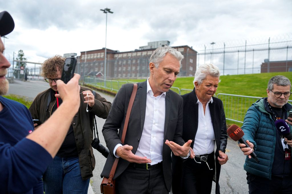 Ellen Holager Andenaes y Petar Sekulic, abogados de Marius Borg Hoiby, llegan a la prisión de Ila este lunes 15 de junio para reunirse con él después de que se haya hecho pública la setencia en la que se le condena a cuatro años de prisión por dos cargos de violación y uno de tráfico de drogas