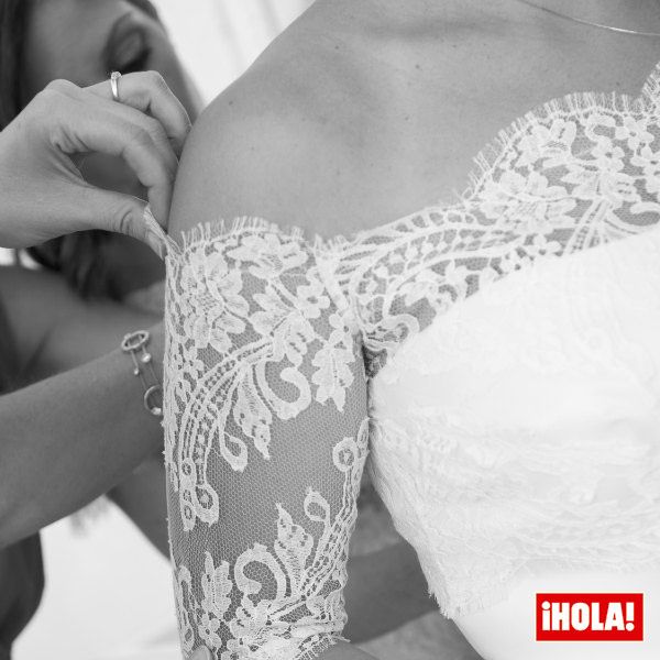 La corsetería, la cinta adhesiva y las horas en el taller son clave para que el vestido más blanco de todos se mantenga intacto... por muchas horas.
