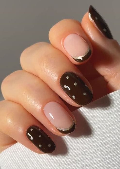 manicura marron dorada