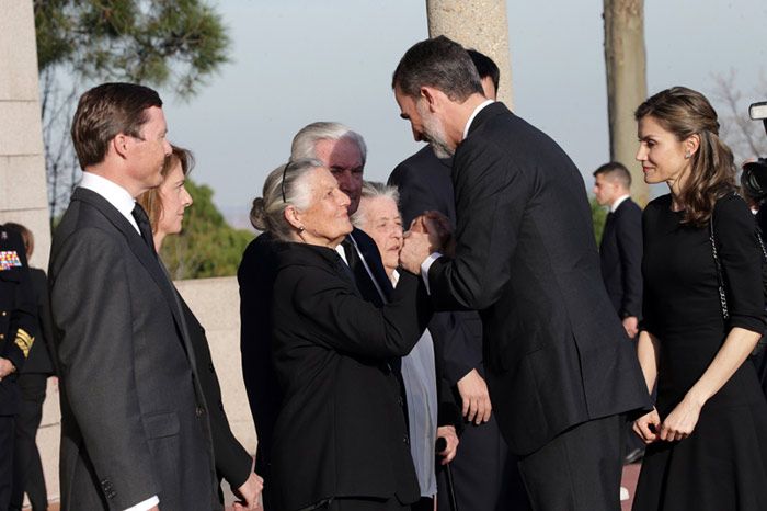 Don Felipe y doña Letizia despiden a Alicia Borbón-Parma, tía del rey Juan Carlos