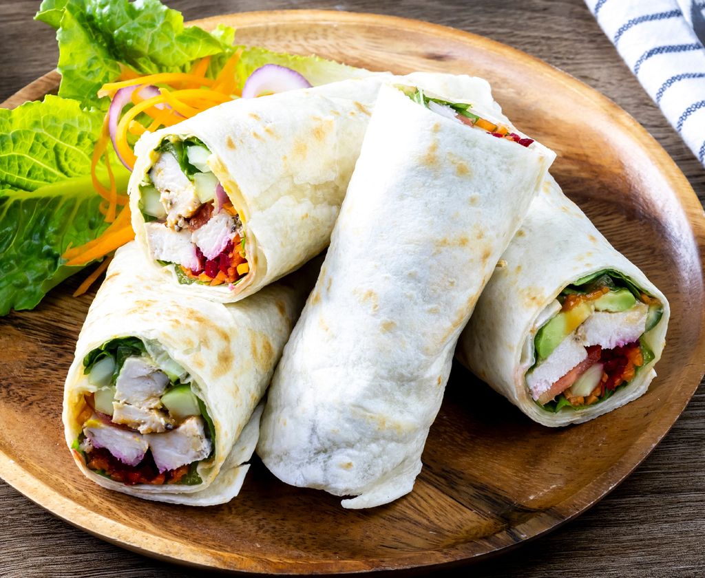 Los wraps también funcionan bien para estas ocasiones. Los puedes hacer más grandes o bien cortar en rodajas gruesas, tamaño bocado.