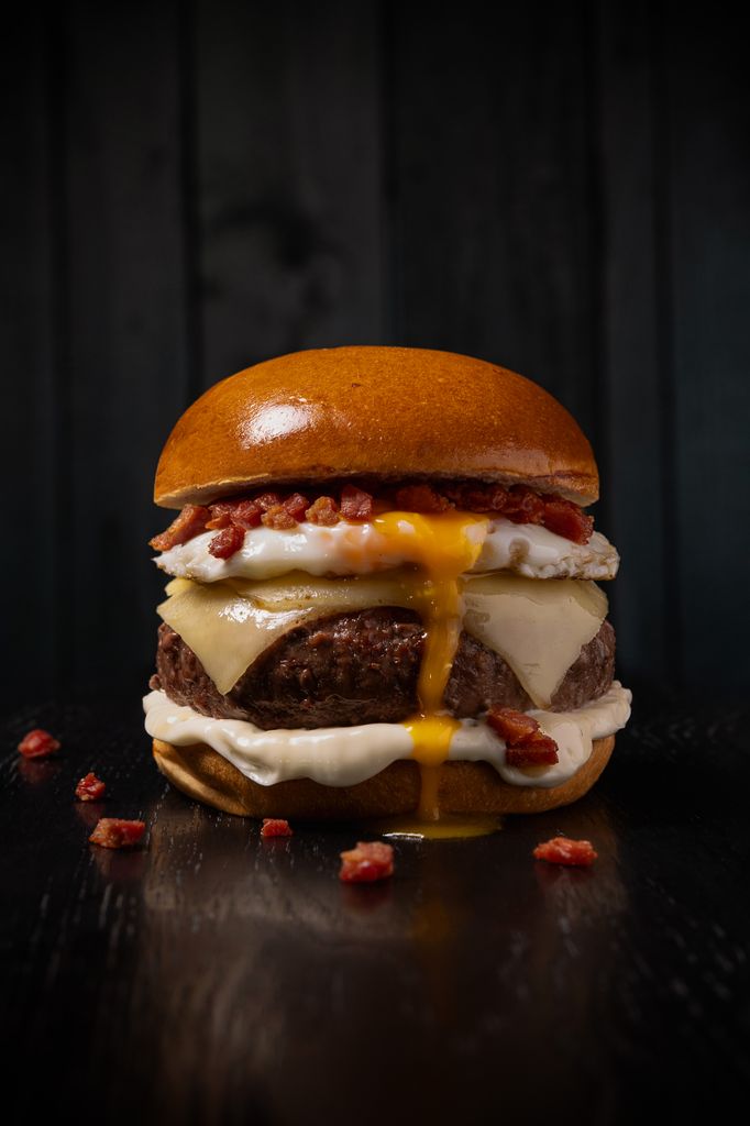 'La Spanish' lleva queso Mahón, alioli, huevo campero frito y virutas de jamón crujiente.