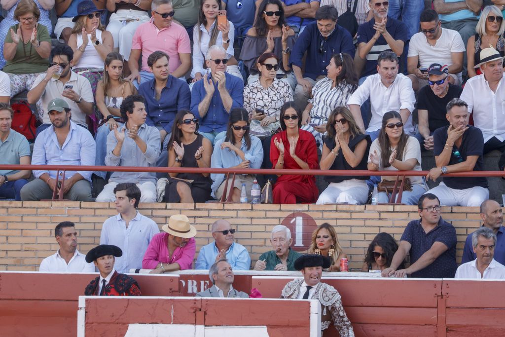 Otra imagen del trío de amigas viendo a Roca Rey torear