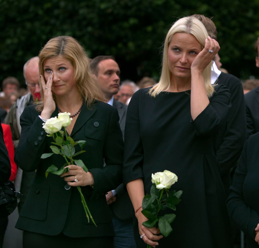 La princesa Mette-Marit, junto a Marta Luisa de Noruega, en la vigilia organizada tres días después de la masacre