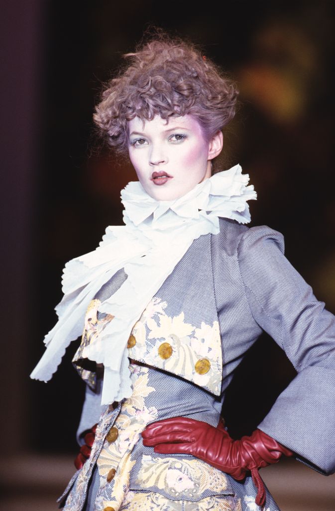 Kate Moss camina Vivienne Westwood en 1995.