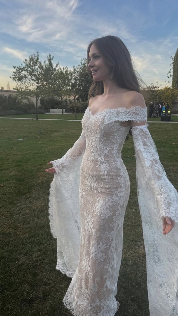 Radiante y sonriente, Stella Banderas luce su vestido de novia en una de las fotografías más bonitas de su álbum de boda