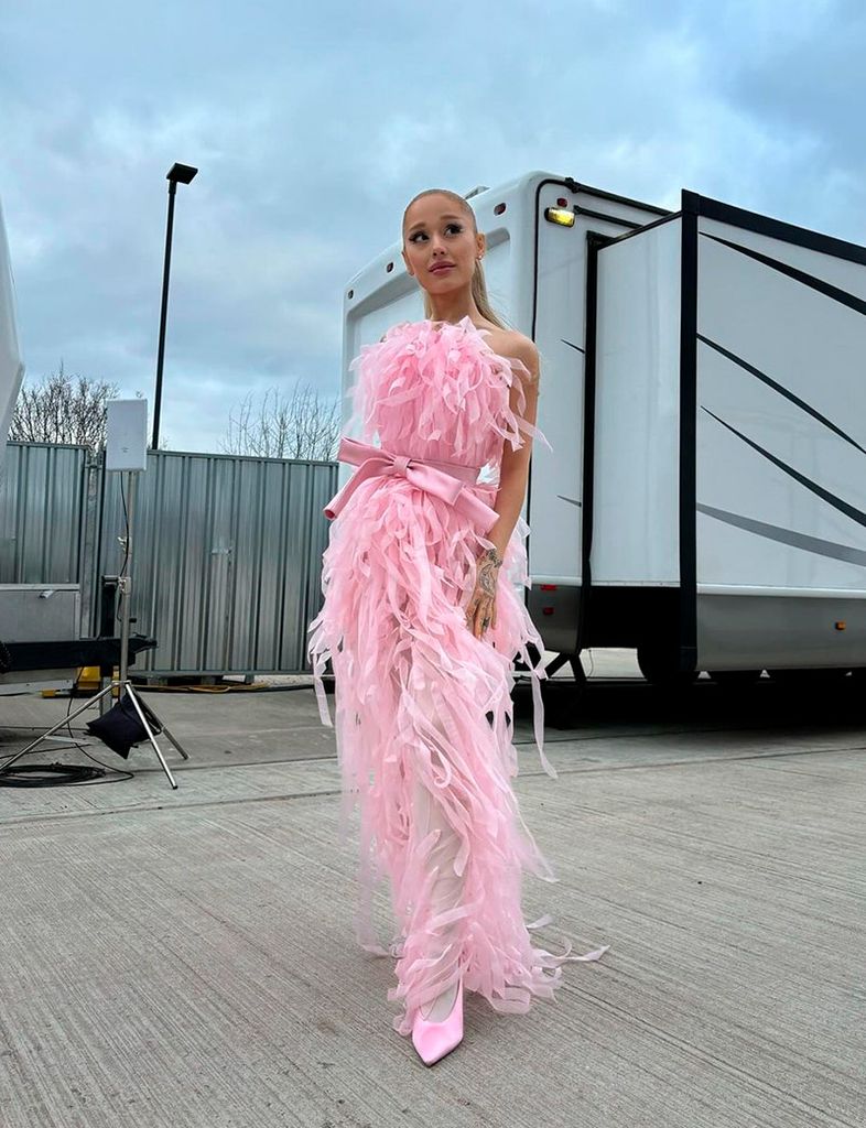 ariana-grande-vestido-rosa