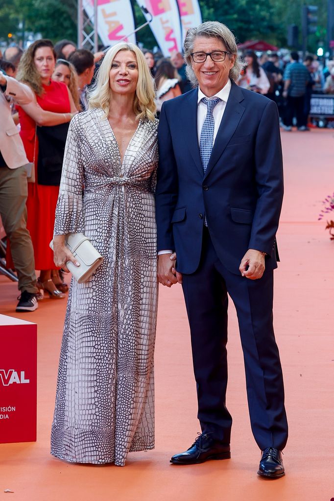 La pareja posó entre risas en el evento.
