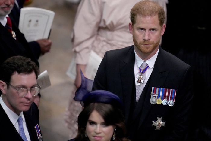 Análisis del paso del príncipe Harry por la coronación de su padre